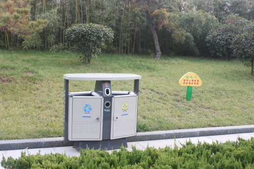 卓眾果皮箱在公園