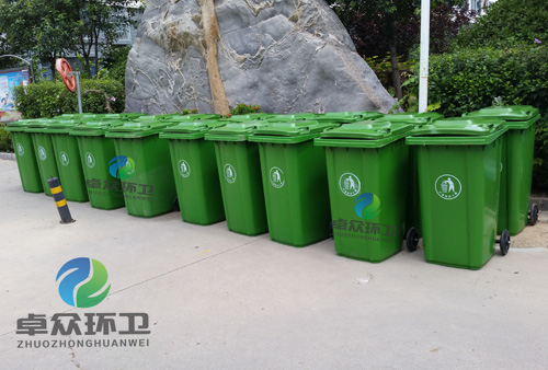卓眾環(huán)衛(wèi)為某小區(qū)送垃圾桶